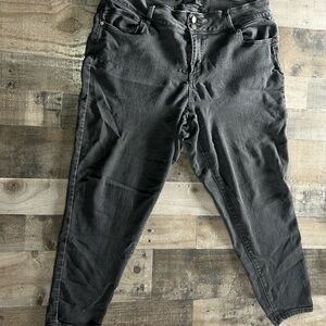 1822 Denim Women’s SkinnyJeans in Washed Black